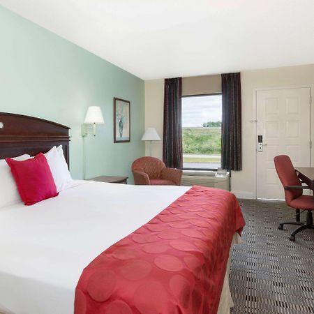 Ramada By Wyndham Pelham Hotel Exterior photo