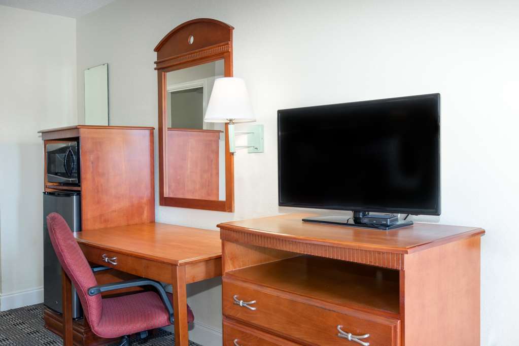 Ramada By Wyndham Pelham Hotel Room photo